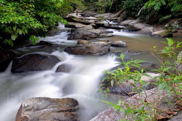 Koleksi gambar jeram di Jeram Gading, Kenaboi