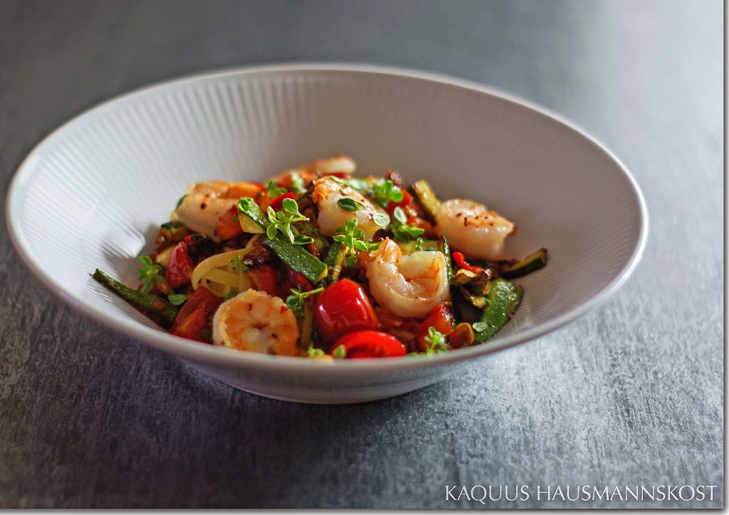 KAQUUS HAUSMANNSKOST Pasta, Zucchini, Tomate, Garnelen und Sardellen