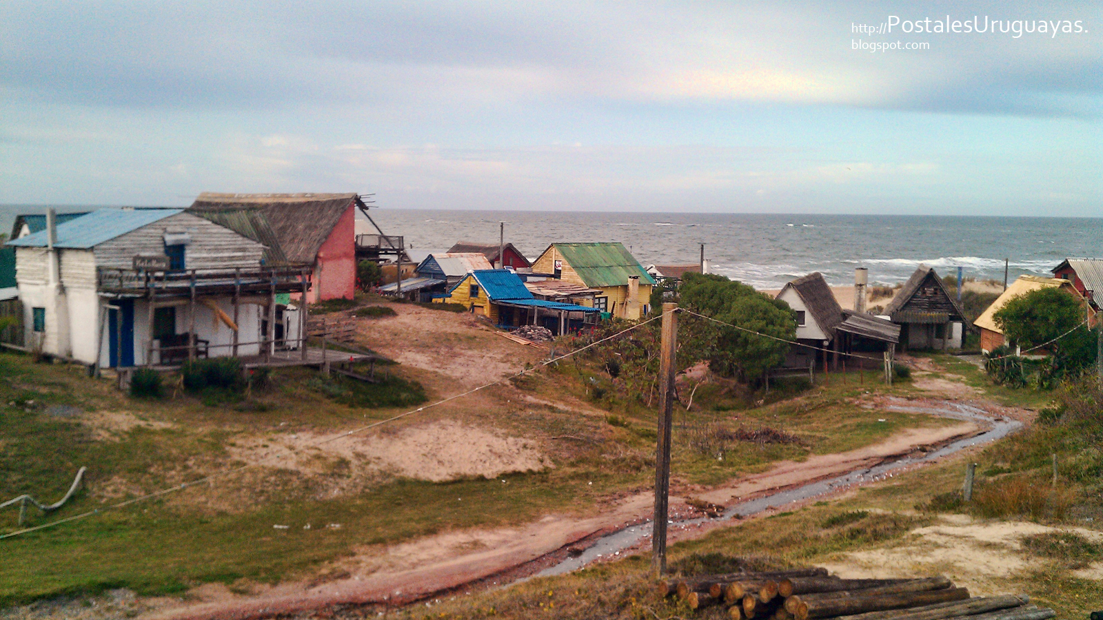 Casitas coloridas de Punta del Diablo en Postales Uruguayas