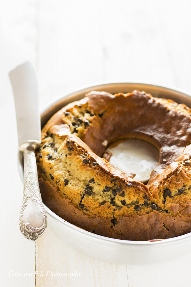 Ciambella con farina di farro e gocce di cioccolato ricetta senza burro Ciambella con farina di farro e gocce di cioccolato ricetta senza burro