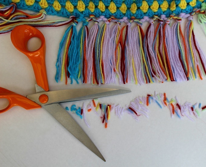 How to make a knotted tassel border for a crochet blanket. ⋆ Lazy Daisy