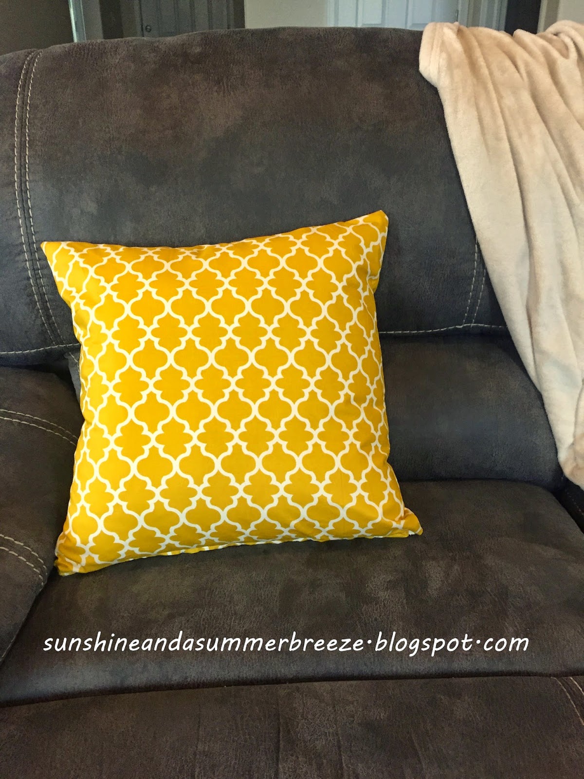 Sunshine and a Summer Breeze Zippered Pillow Case Tutorial