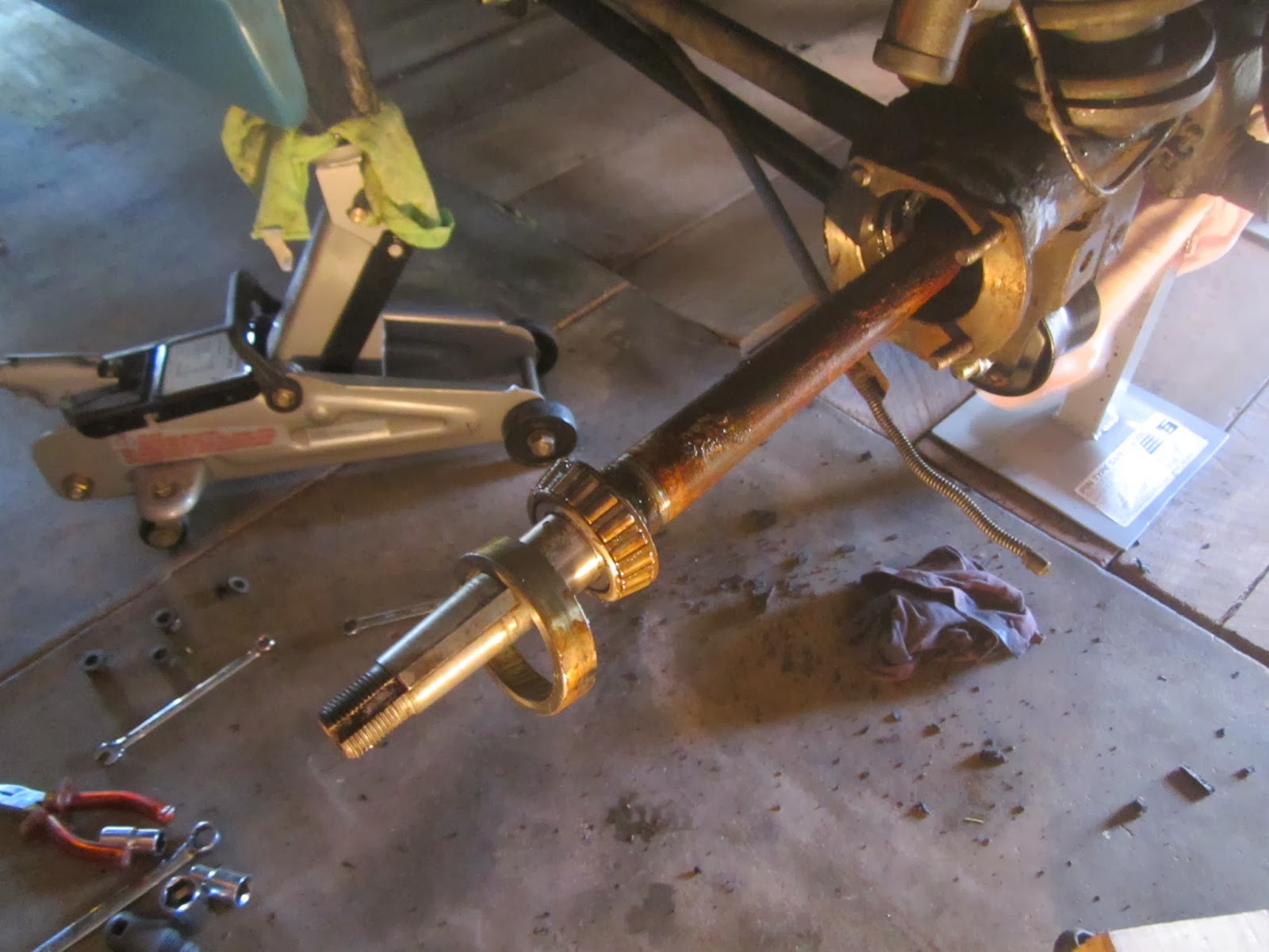 Inner and outer half of the rear wheel bearing still on the half shaft Volvo Amazon Inner and outer half of the rear wheel bearing still on the half shaft Volvo 122S