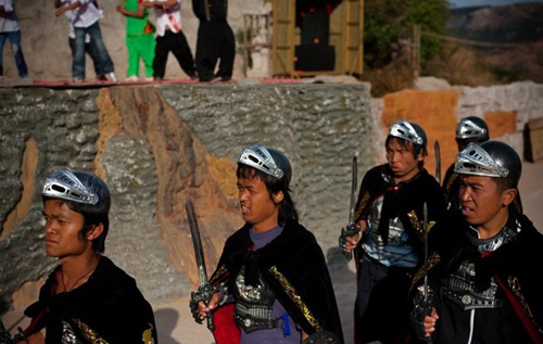 نقره لتكبير أو تصغير الصورة ونقرتين لعرض الصورة في صفحة مستقلة بحجمها الطبيعي