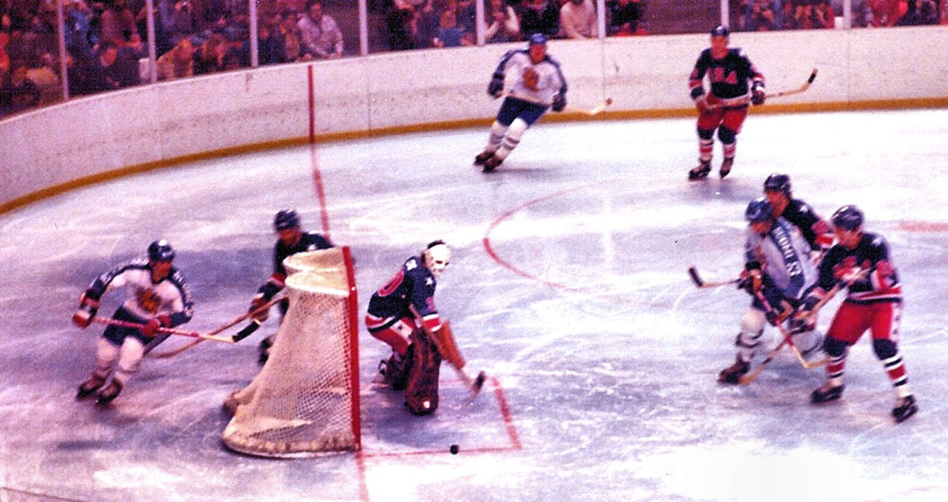 How many saves did goaltender Jim Craig have against Russian in the 1980 Winter Olympics semifinal game?