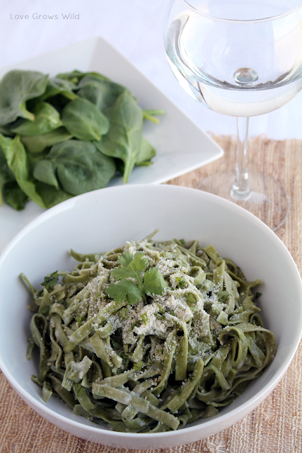 Spinach Fettuccine Alfredo - the BEST easy Alfredo sauce recipe! via Love Grows Wild #recipe