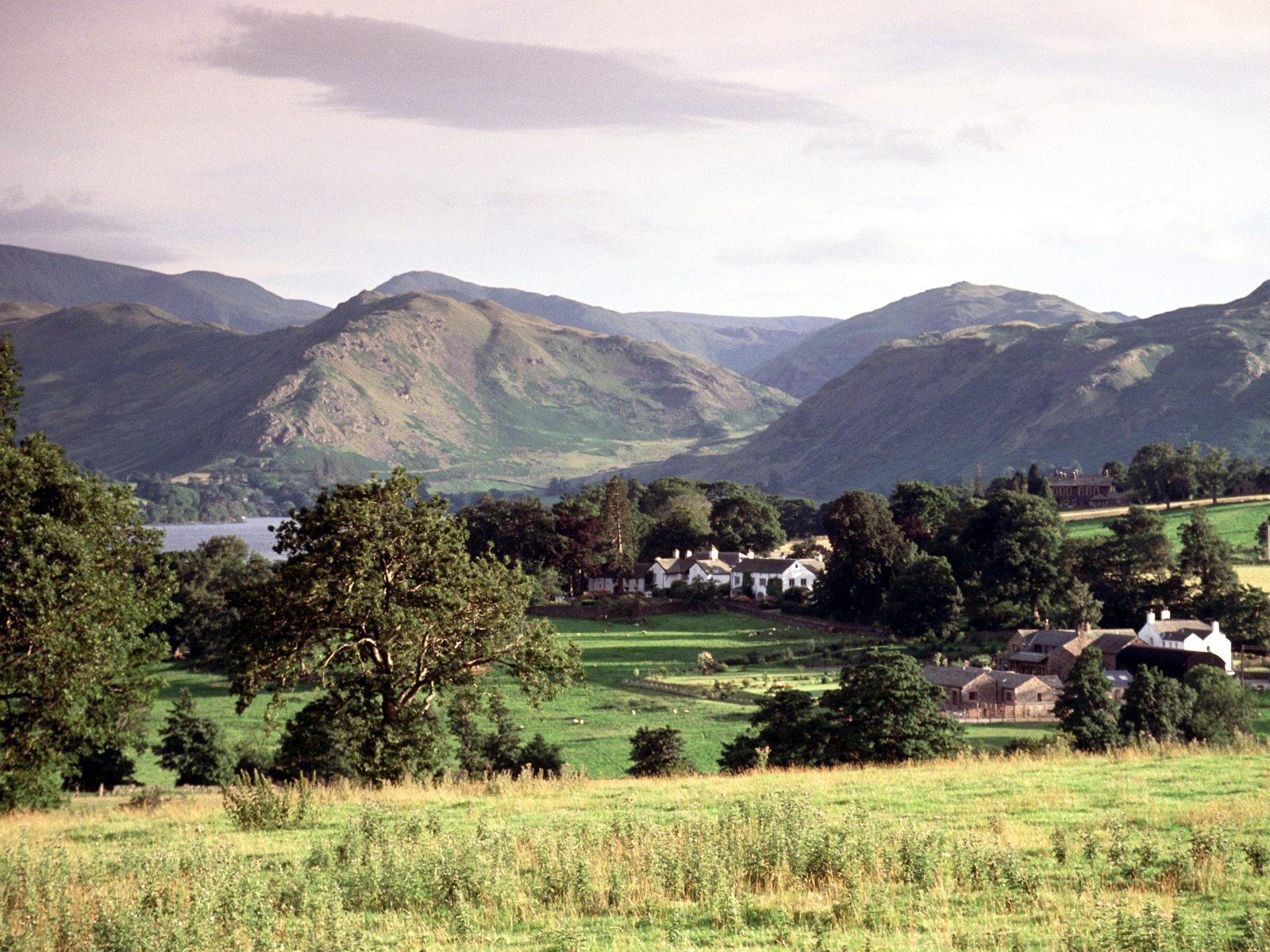 http://2.bp.blogspot.com/-5zmeZyF0_AU/TlvzmZYOJ6I/AAAAAAAADO8/u82klgDUtAA/s1600/Village+Wallpaper2.jpg