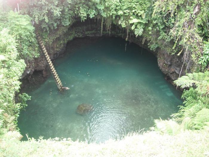 Independent State of Samoa - an island nation located in the South Pacific Ocean. For tourists who love to spend time after study has interesting corners of our planet, here is a great place. Get even, for example, is a picturesque little lake called the To Sua Ocean Trench, located near the National Park in the village of lotus-eaters.