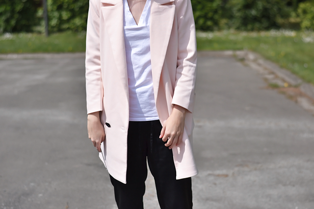 Belgian fashion blogger: Only, pastel coat, blazer, oversized, v neck, white t-shirt, silk pants, trousers, h&m trend, joggers, reebok classic, sneakers white, oldskool, outfit , street style, spring inspiration, trends, alexander wang, x h&m sunglasses