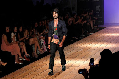 Shahid Kapoor walk the ramp for Kunal Rawal at Lakme Fashion Week