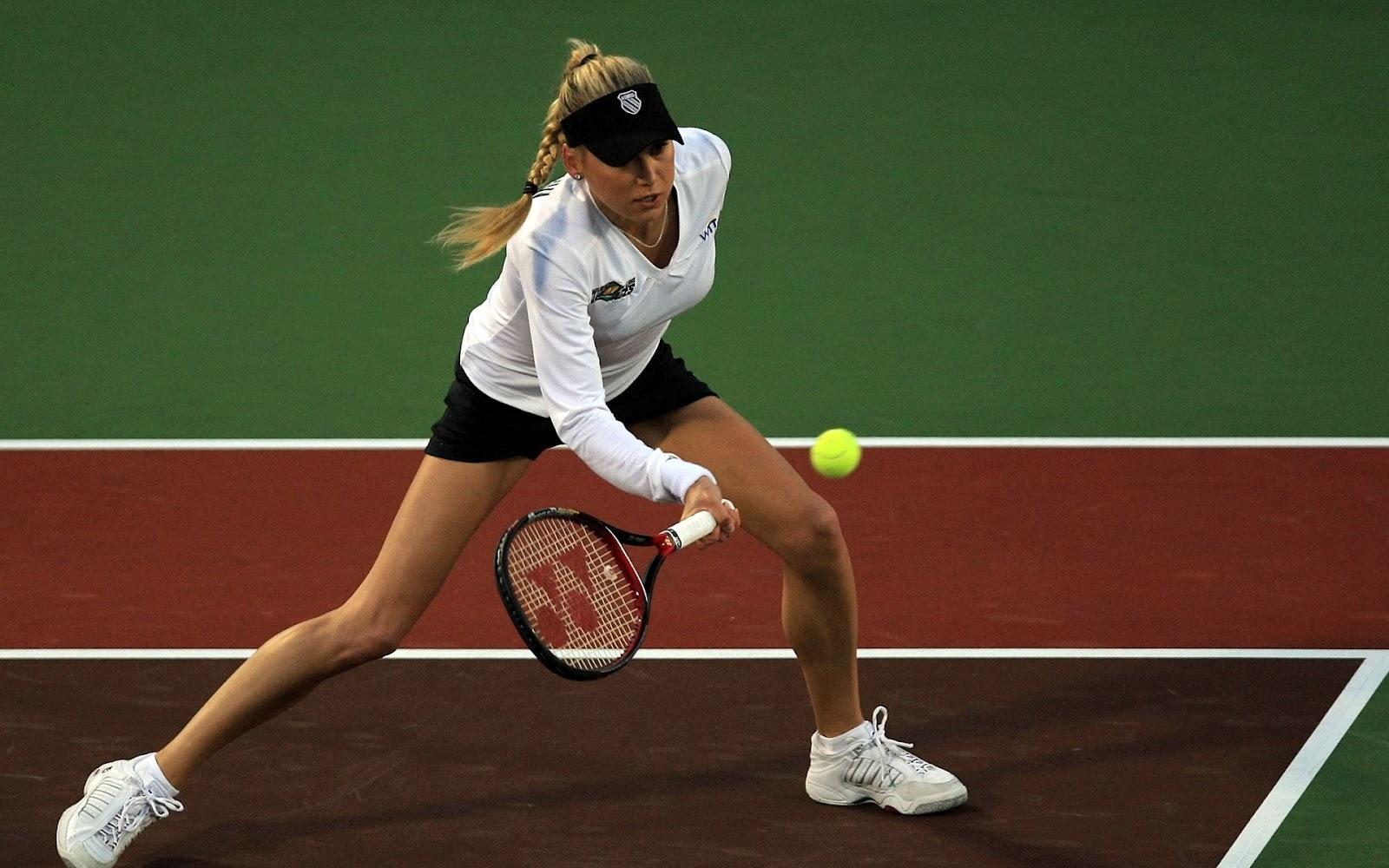 http://2.bp.blogspot.com/-645IgLHTIbA/UCYmfOKUMlI/AAAAAAAAL-o/TOTG1cZRC7k/s1600/anna-kournikova-on-court.jpg