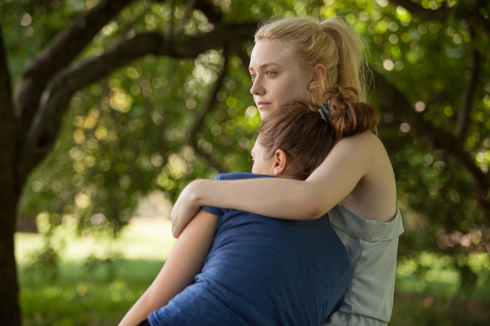 http://2.bp.blogspot.com/-65y-tlTKJCI/UL0cCJZE3aI/AAAAAAAAjLo/94WLanU7EMM/s1600/VeryGoodGirls_still1_DakotaFanning_ElizabethOlsen__2012-11-26_05-15-35PM.jpg