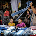 تجار الملابس بغزة يودعون الشتاء بخسائر باهظة