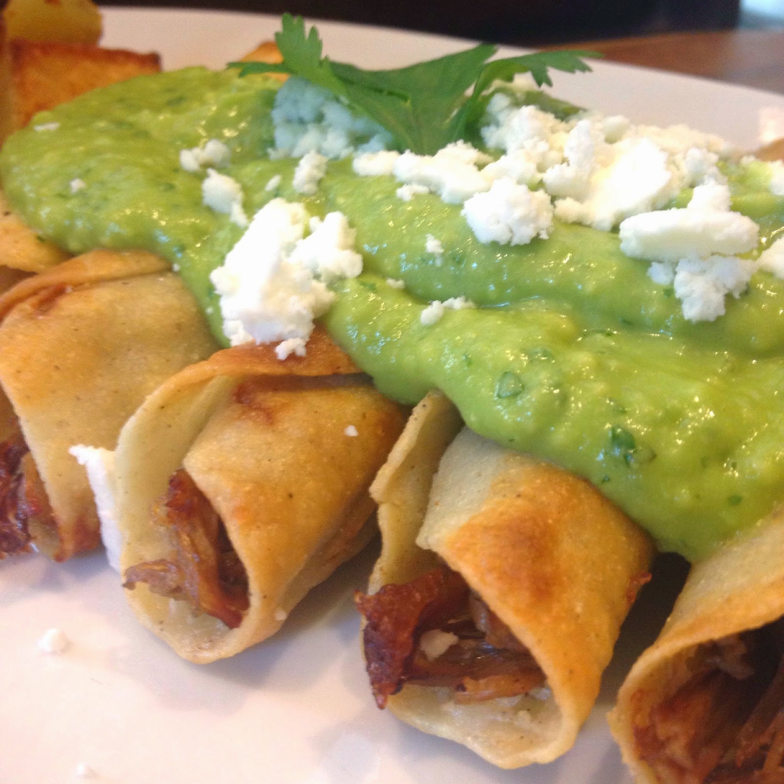 Mau Cocina de Todo Flautas (de pollo, res o cerdo)