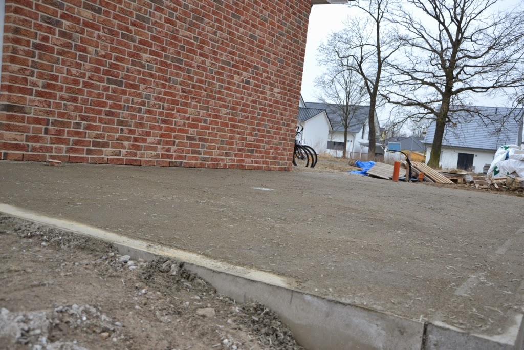 aus B wird HVL: Die Bodenplatte für die Garage ist fertig