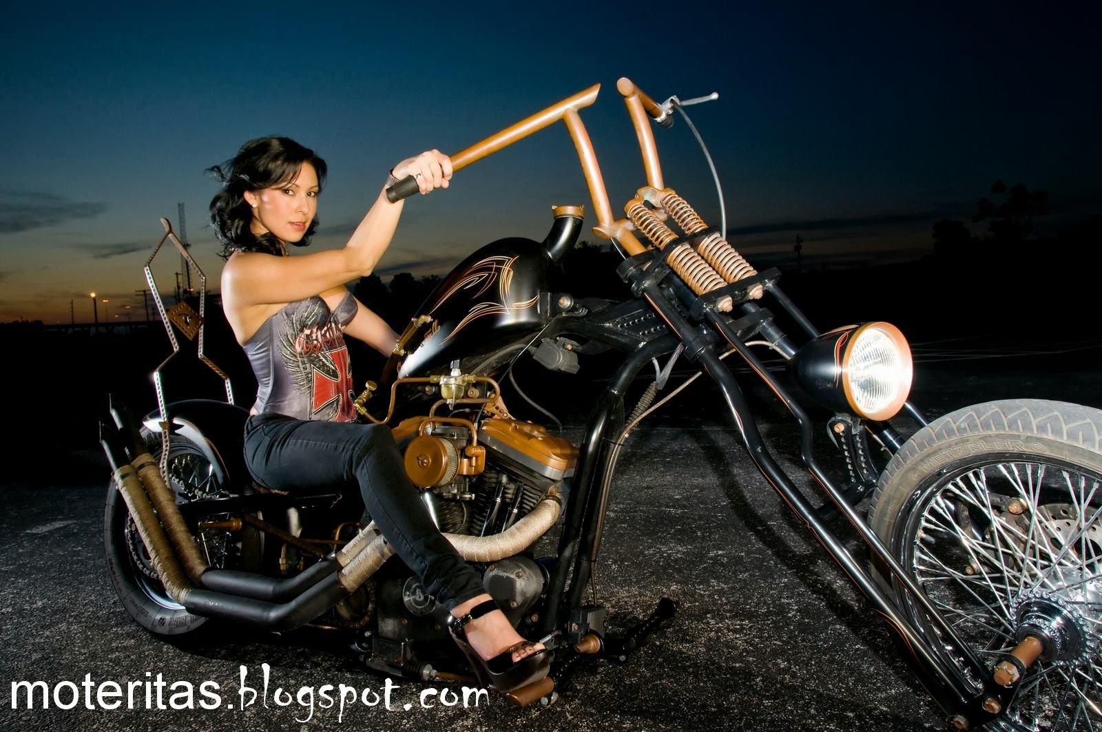 motocicleta-chopper-chicas-desktop-modelo-motera-motoquera