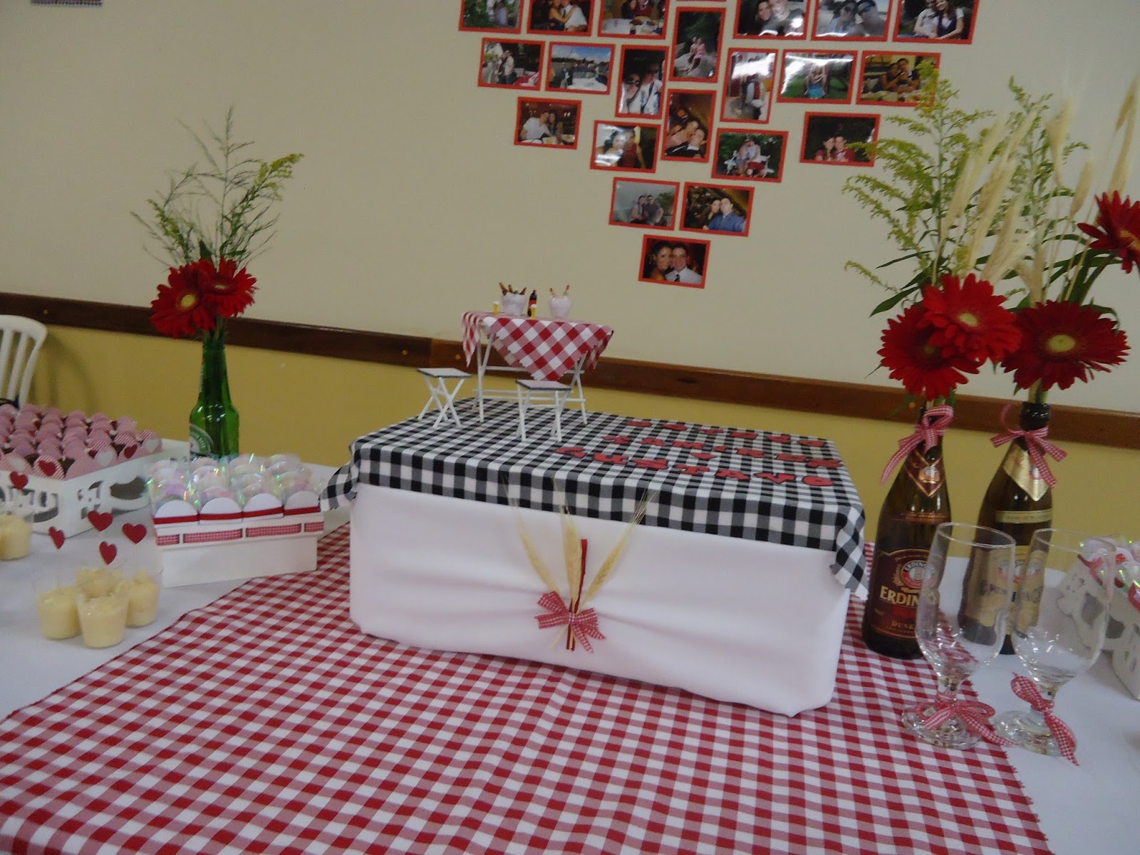 decoracao de boteco para noivado: mesinha, banquinhos de boteco (feitos pelo sogrinho) e miniaturas decoracao de boteco para noivado: mesinha, banquinhos de boteco (feitos pelo sogrinho) e miniaturas