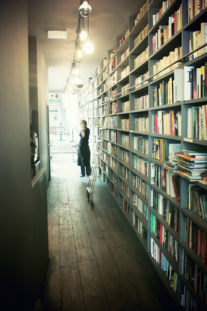 Used Book Café chez Merci Happy City