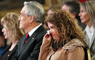 Mãe de Daniel Zamudio, Jaqueline Vera se emociona no anúncio da lei, ao lado do presidente Sebastián Piñera (Foto: Felipe Trueba/Efe)