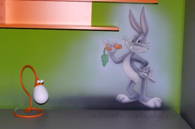 Artystyczne malowanie obrazu na ścianie w pokoju chłopca, królik baks