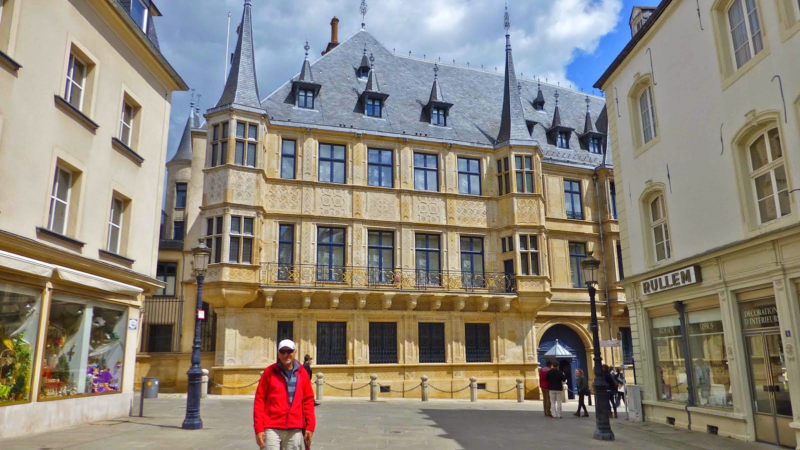 Réal devant le Palais Grand-Ducal