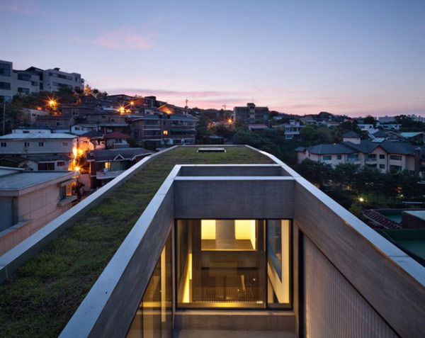 Tres Enormes Niveles en Residencia Familiar Minimalista en Corea del