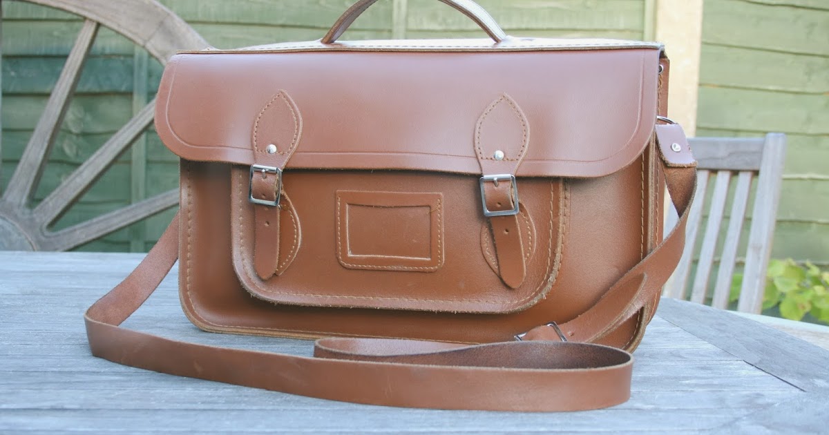 Stylish England Fashion & Lifestyle Blog What's In My School Bag!