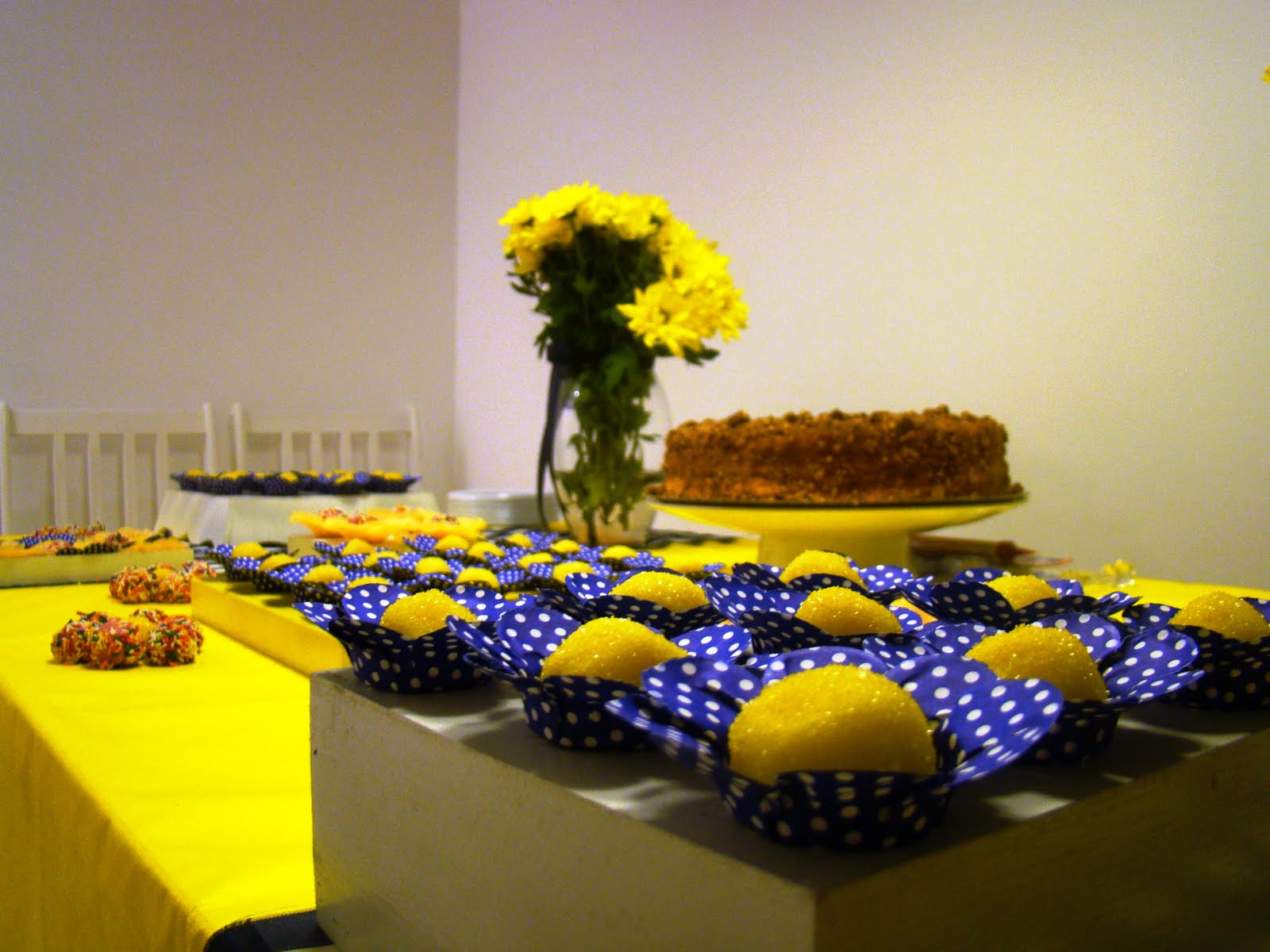 decoracao de festa azul marinho e amarelo:As bandejas brancas e caixas são de MDF foram compradas no Saara e decoracao de festa azul marinho e amarelo:As bandejas brancas e caixas são de MDF foram compradas no Saara e
