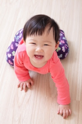 Ibu ikut merangkak bersama bayi Ibu ikut merangkak bersama bayi