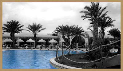 Urlaubsfoto Hotelpool s/w mit Farbe unbearbeitet Urlaubsfoto Hotelpool s/w mit Farbe unbearbeitet