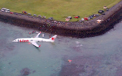 Gambar Pesawat Lion Air Jatuh di Laut Bali Gambar Pesawat Lion Air Jatuh di Laut Bali