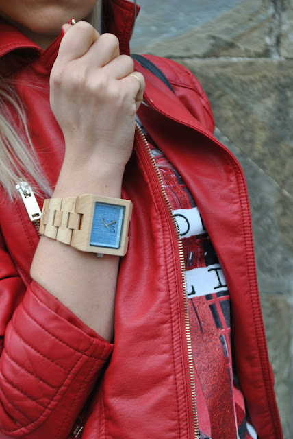 orologio in legno gufo italy mariafelicia magno fashion blogger colorblock by felym fashion blog italiani fashion blogger italiane blog di moda blogger italiane di moda milano orologio in legno gufo design  orologio in denim fashion bloggers italy blonde hair blonde girls fashion chiodo rosso red leather jacket 