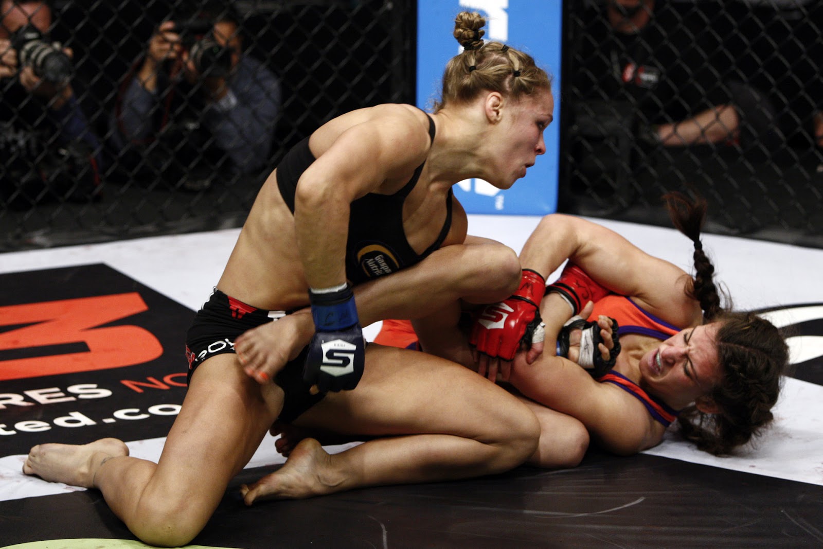 http://2.bp.blogspot.com/-6SkpOFZnmcY/ULtlHd1sLJI/AAAAAAAAAME/-6NQiDGG2N8/s1600/Ronda-Rousey-wallpaper.jpg