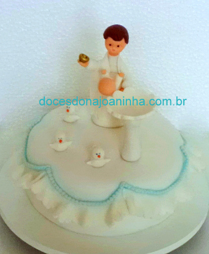 Bolo decorado com padre batizando Bebê, pia batismal, pombinhas e babadinhos bordeados com pérolas azuis. Bolo decorado com padre batizando Bebê, pia batismal, pombinhas e babadinhos bordeados com pérolas azuis.