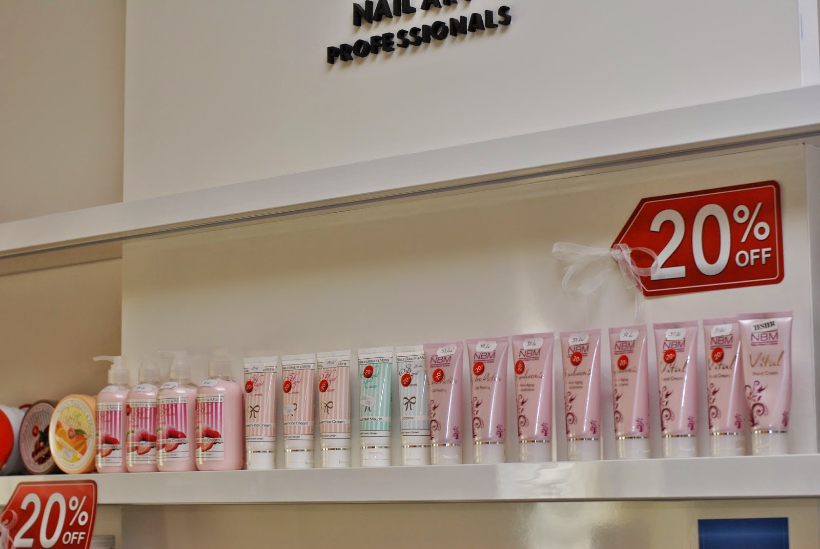 Black & White Nails by Nail Art Studio by Lore Cluj Sandra Bendre