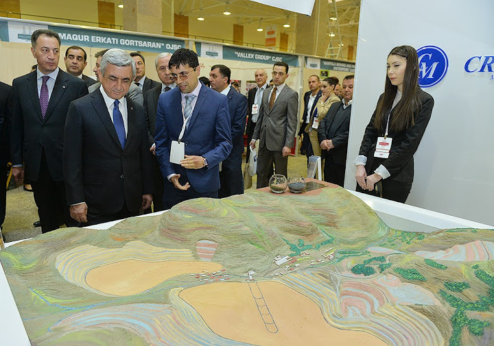 Sargsyan visitó la exposición "Made in Armenia"