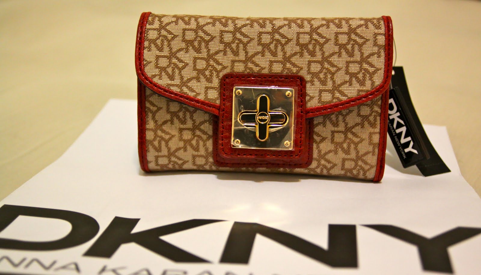 women2u.beautique DKNY Medium Carryall Women's Wallet