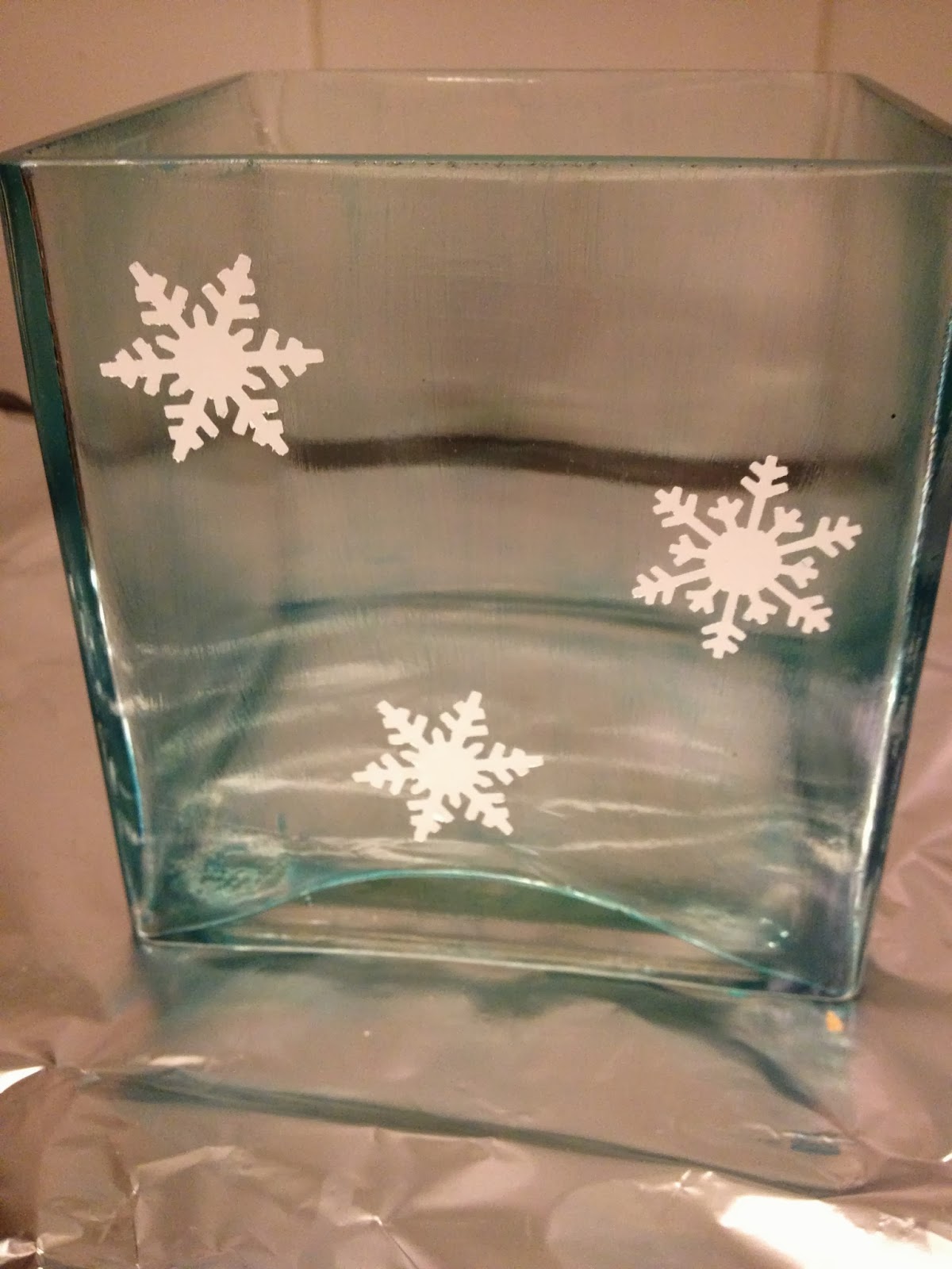 Pinkapotamus DIY Vinyl Snowflake Vase!