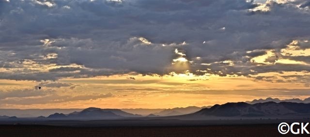 Sonnenaufgang mit Heissluftballon