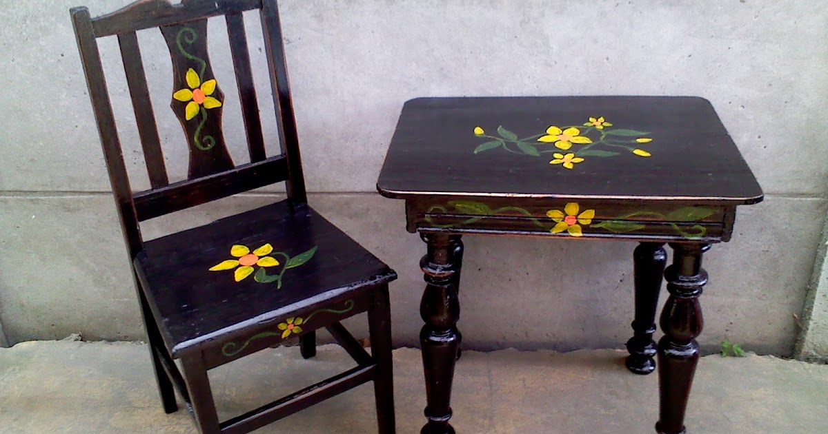 OBJETOS CON HISTORIA: MESA DE MADERA CON SILLA