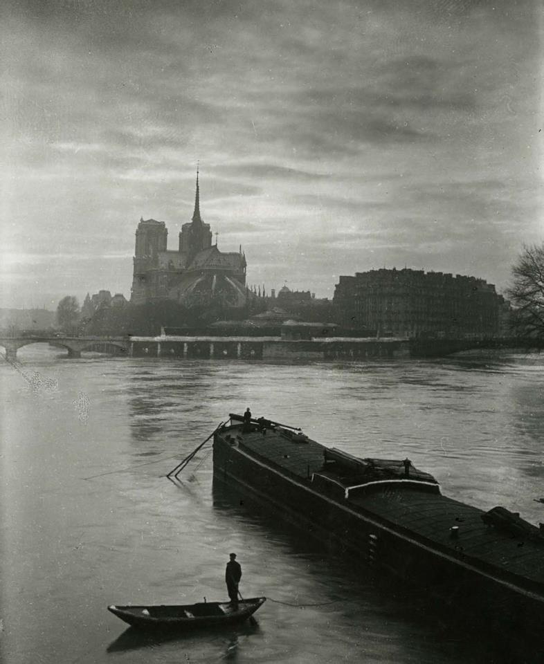 Stunning Image of Notre Dame Paris in 1920 