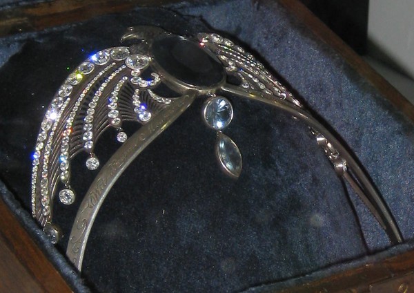 Diadema de Rowena Ravenclaw💎 En la cabeza llevaba un delicado aro de  mármol 👒 parecido a la diadema que Fleur había lucido el día de su…