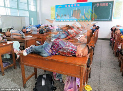  اطفال الصين ينامون فوق طاولات المدارس Gambar+4