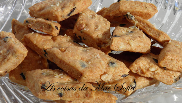 Bolachas de queijo parmesão, azeitonas e nozes com flor de sal com polen