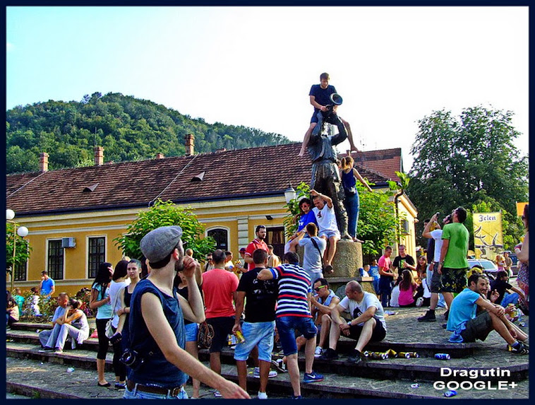 Млади на центру Гуче