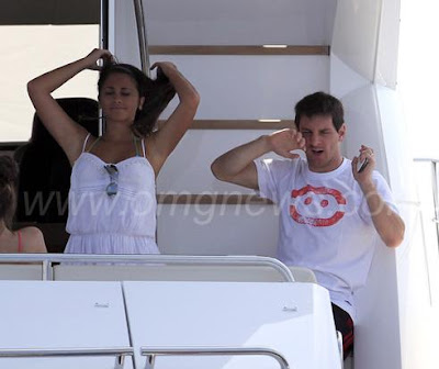 messi y antonella roccuzzo en ibiza