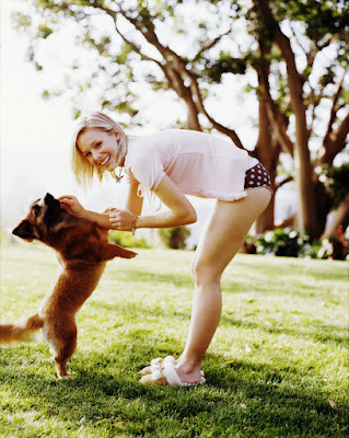 Kristen Bell Playing With Dog HD Wallpaper