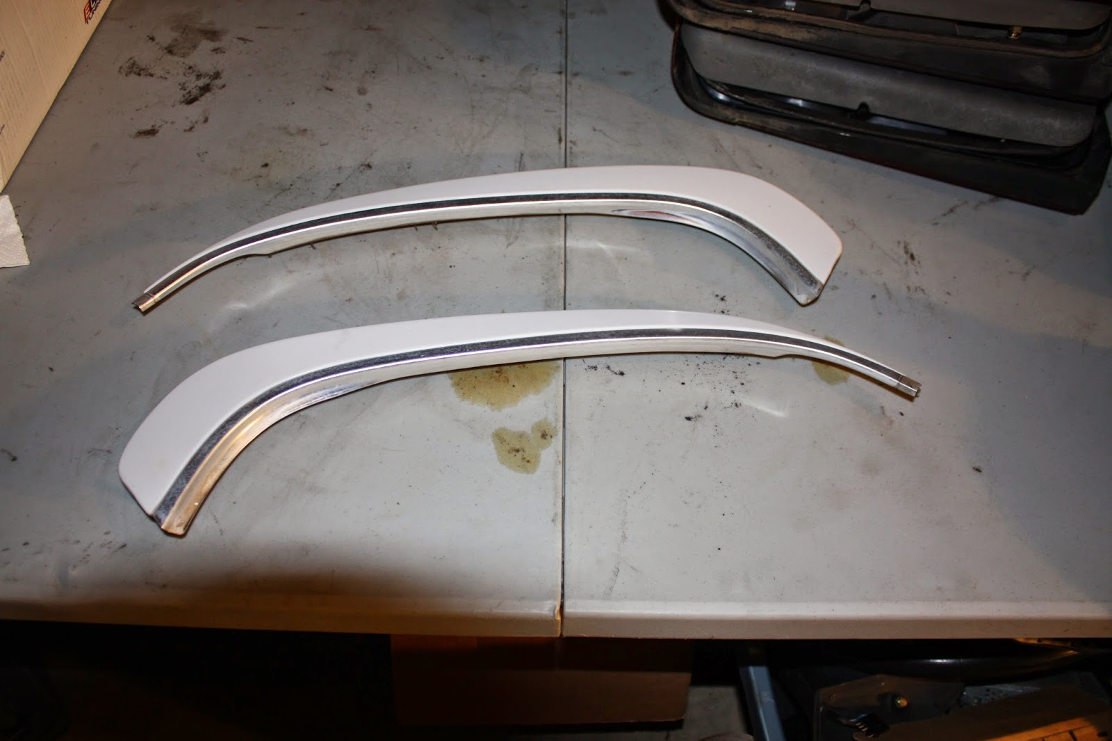 KrEvCon BMW Parts E30 Window Trim (White Rear Vent Window Trim Molding)