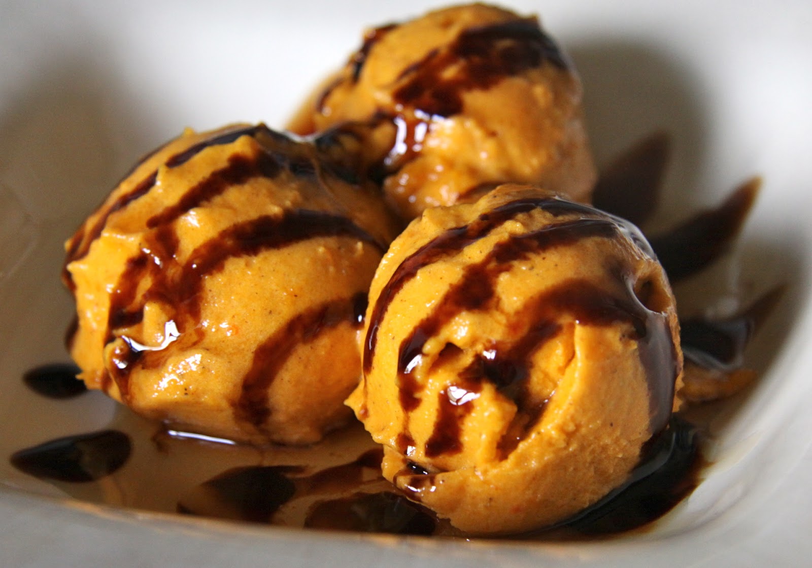 RAWLOULOU'S RAW SWEET PUMPKIN ICECREAM & CHOCOLATE SAUCE Raw Loulou