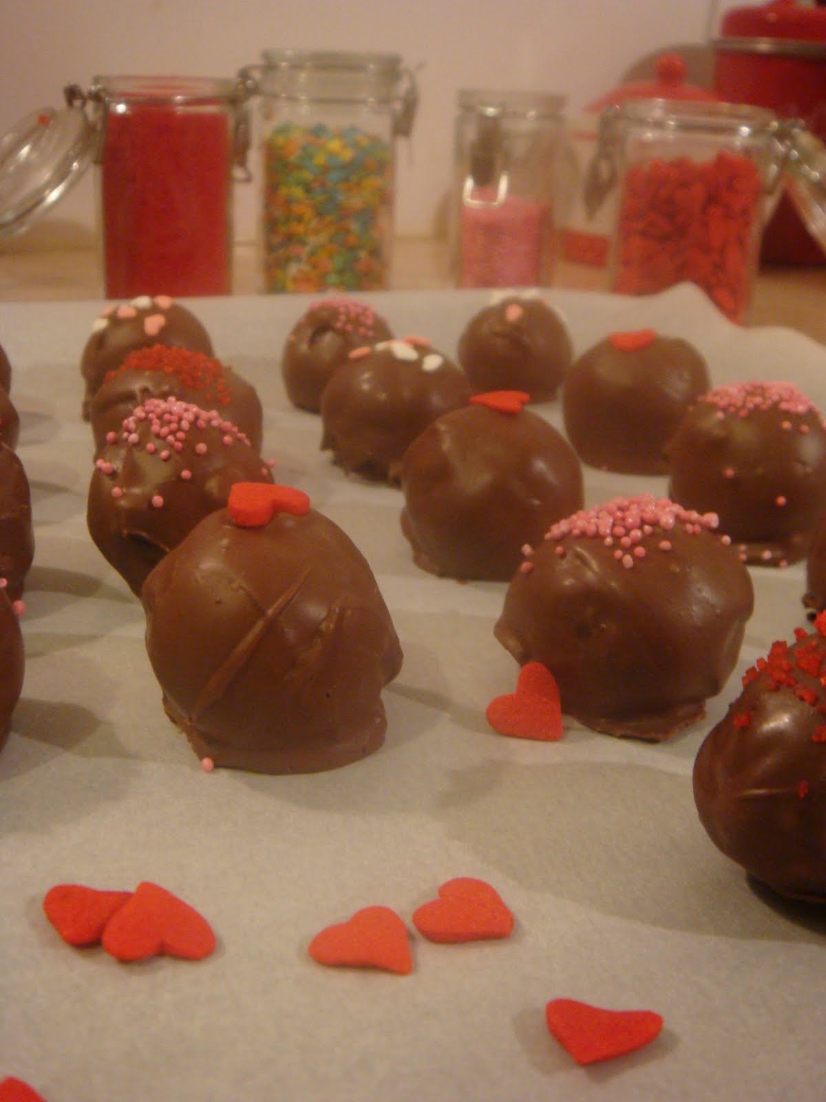butter hearts sugar: Valentines Cake Balls